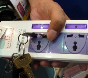 由于具有識別功能，插座只對標(biāo)準(zhǔn)插頭“來電”人體不受傷害