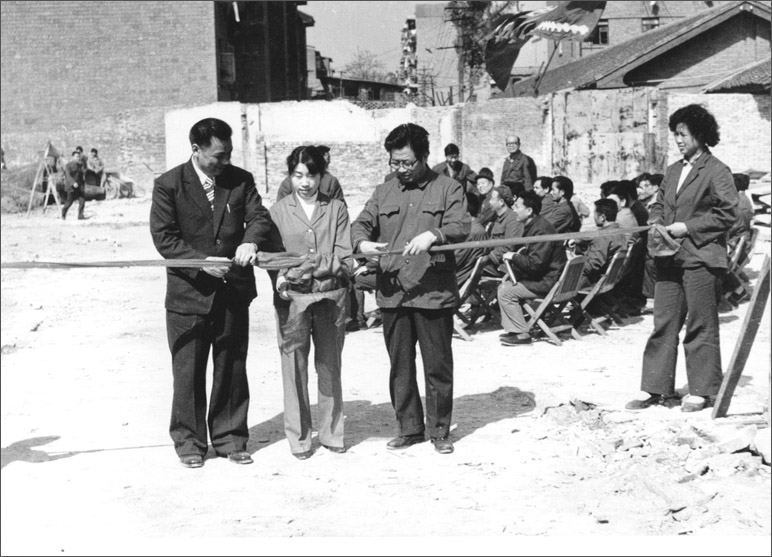 1986年，長虹彩電工程奠基，這樣的剪彩儀式，剪出了中國最大的彩電生產(chǎn)基地之一