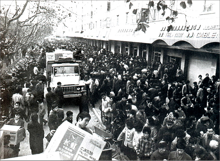 1989年，在彩電計劃調(diào)控的年代，長虹彩電的降價引發(fā)搶購潮