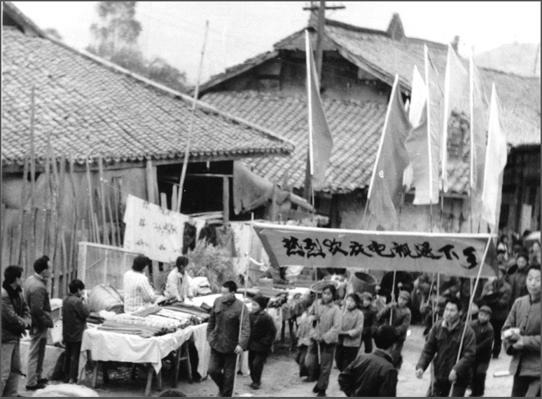 這可能是中國第一場“家電下鄉(xiāng)”，當(dāng)時長虹在春季把彩電免費送下鄉(xiāng)，秋天豐收后農(nóng)民有錢了再去收錢