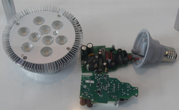 圖2. 使用PI LinkSwitch-PH設(shè)計的功率因數(shù)大于0.9的14W LED驅(qū)動電路方案