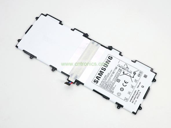 取出電池前要把周圍的帶狀電纜先拔出來，這個比較容易。Galaxy Note 10.1的電池容量為7000mAh,3.7V，預(yù)計續(xù)航時間8小時左右，重約136克，占據(jù)了整體重量的23%。不過為了減少機(jī)身厚度，電池做得很薄。