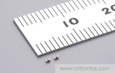  【導(dǎo)讀】目前伴隨著手機(jī)、平板電腦、LED照明等高科技電子產(chǎn)品的普及，電子設(shè)備正在不斷向小型化發(fā)展，電源的輸出功率也正在不斷增大。因此對(duì)電子設(shè)備采取過(guò)熱保護(hù)措施的重要性正在日益增強(qiáng)。其中特別對(duì)于只需組成簡(jiǎn)單的電路就能夠發(fā)揮過(guò)熱保護(hù)作用的PTC熱敏電阻的需求正在不斷增加。本屆介紹的是村田一款1.0×0.5mm、溫度測(cè)量誤差±3℃、額定零功率電阻值為1kΩ的片式PTC熱敏電阻。  隨著手機(jī)、平板電腦、LED照明等高科技電子產(chǎn)品的普及，電子設(shè)備正在不斷向小型化發(fā)展，電源的輸出功率也正在不斷增大，因此對(duì)電子設(shè)備采取過(guò)熱保護(hù)措施也更加重要，其中特別對(duì)于只需組成簡(jiǎn)單的電路就能夠發(fā)揮過(guò)熱保護(hù)作用的PTC熱敏電阻的需求正在不斷增加。  現(xiàn)在具有過(guò)熱保護(hù)作用的片式PTC熱敏電阻的外形尺寸一般都大于1.6×0.8mm，溫度測(cè)量*2誤差也都大于±5℃。村田利用自己開(kāi)發(fā)的材料技術(shù)和生產(chǎn)工藝技術(shù)，成功地實(shí)現(xiàn)了外形尺寸為1.0×0.5mm、溫度測(cè)量誤差為±3℃、額定零功率電阻值為1kΩ的片式PTC熱敏電阻系列產(chǎn)品的商品化。我們根據(jù)該產(chǎn)品的溫度測(cè)量值，在從80℃至150℃的范圍中以10℃為單位，劃分了各系列產(chǎn)品。  產(chǎn)品特點(diǎn)      * 外形尺寸小 (1.0×0.5mm)     * 溫度測(cè)量誤差小 (電阻值為100kΩ和10kΩ時(shí)，溫度測(cè)量誤差分別為±3℃和±5℃)     * 擁有豐富的以10℃為單位的系列產(chǎn)品，能夠滿足客戶的各種溫度測(cè)量要求 (80℃～150℃ (電阻值為100kΩ時(shí)) ; 65℃～135℃ (電阻值為10kΩ時(shí)) )     * 符合TUV和UL安規(guī)標(biāo)準(zhǔn)  用途      * LED燈的過(guò)熱保護(hù)和電力控制     * 筆記本電腦的電源散熱等; DC-DC轉(zhuǎn)換器的MOSFET*3過(guò)熱保護(hù); 鋰離子電池保護(hù)電路中的MOSFET過(guò)熱保護(hù)     * 電動(dòng)機(jī)逆變器和線圈的過(guò)熱保護(hù)和電力控制  術(shù)語(yǔ)說(shuō)明  *1 熱敏電阻: 	對(duì)熱敏感的半導(dǎo)體電阻，其電阻值會(huì)隨溫度的變化而改變。一般來(lái)說(shuō)，許多人都知道電阻值會(huì)隨著溫度的上升而逐步減小的NTC (負(fù)溫度系數(shù)) 熱敏電阻。然而在熱敏電阻中，還有一種當(dāng)溫度超過(guò)一定的溫度 (居里溫度*4) 時(shí)，其電阻值會(huì)隨著溫度的升高而急劇增大的元件，這就是PTC (正溫度系數(shù)) 熱敏電阻 (POSISTOR?*5) 。PTC熱敏電阻不僅具備過(guò)熱保護(hù)功能，還具有特有的電阻溫度特性，可被用來(lái)控制電流和電力。 *2 溫度測(cè)量: 	此系列產(chǎn)品最適用于檢測(cè)電阻值達(dá)到10kΩ或100kΩ時(shí)的溫度。 *3 MOSFET: 	Metal-Oxide-Semiconductor Field-Effect Transistor (金屬-氧化層-半導(dǎo)體-場(chǎng)效晶體管) 的縮寫(xiě)。 MOSFET適合作為DC-DC轉(zhuǎn)換器的開(kāi)關(guān)元件和一般的電流開(kāi)關(guān)等元件。如果其工作溫度超過(guò)了一定的溫度，F(xiàn)ET (場(chǎng)效晶體管) 就會(huì)被損壞，因此通過(guò)使用具有過(guò)熱保護(hù)作用的POSISTOR?，就能夠防止FET因過(guò)熱而損壞。 *4 居里溫度: 	也稱居里點(diǎn) (Currie Point) 。我公司將電阻值達(dá)到溫度為25℃時(shí)的電阻值 (額定零功率電阻值) 的2倍時(shí)的溫度定義為居里溫度。 *5 POSISTOR?: 	是株式會(huì)社村田制作所的注冊(cè)商標(biāo)。  系列產(chǎn)品型號(hào)      * PRF15AR102RB6RC     * PRF15BA102RB6RC     * PRF15BB102RB6RC     * PRF15BC102RB6RC     * PRF15BD102RB6RC     * PRF15BE102RB6RC     * PRF15BF102RB6RC     * PRF15BG102RB6RC  特性圖  特性圖  電氣特性  產(chǎn)品型號(hào) 	特性 	額定零功率  電阻值(在環(huán)境溫度為+25℃的條件 下) 	 電阻值為10kΩ時(shí)的溫度測(cè)量值 	電阻值為100kΩ時(shí)的溫度測(cè)量值 	最大電壓 PRF15AR102RB6RC 	AR 	1kΩ±50% 	135±5℃ 	150±3℃ 	32VDC PRF15BA102RB6RC 	BA 	125±5℃ 	140±3℃ PRF15BB102RB6RC 	BB 	115±5℃ 	130±3℃ PRF15BC102RB6RC 	BC 	105±5℃ 	120±3℃ PRF15BD102RB6RC 	BD 	95±5℃ 	110±3℃ PRF15BE102RB6RC 	BE 	85±5℃ 	100±3℃ PRF15BF102RB6RC 	BF 	75±5℃ 	90±3℃ PRF15BG102RB6RC 	BG 	65±5℃ 	80±3℃ 外形尺寸圖  外形尺寸圖 生產(chǎn)體制  村田制作所八日市事業(yè)所在2011年3月開(kāi)始了該系列產(chǎn)品的量產(chǎn)活動(dòng)。 樣品價(jià)格  10日元/個(gè)