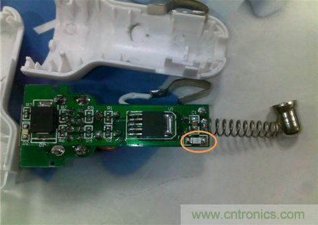 使用AEM-1206HI 2.5A貼片保險絲，布局簡單