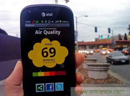 圖題:CitiSense傳感器將判定的空氣質(zhì)量數(shù)值發(fā)送到智能手機(jī)上