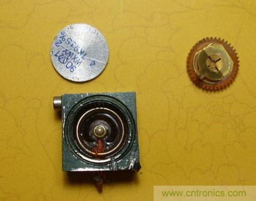 打開可調(diào)電阻上面的鋁蓋，取出動(dòng)臂