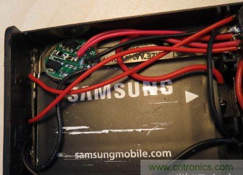 電池盒，安裝上鋰電池，用于外部強(qiáng)光LED供電