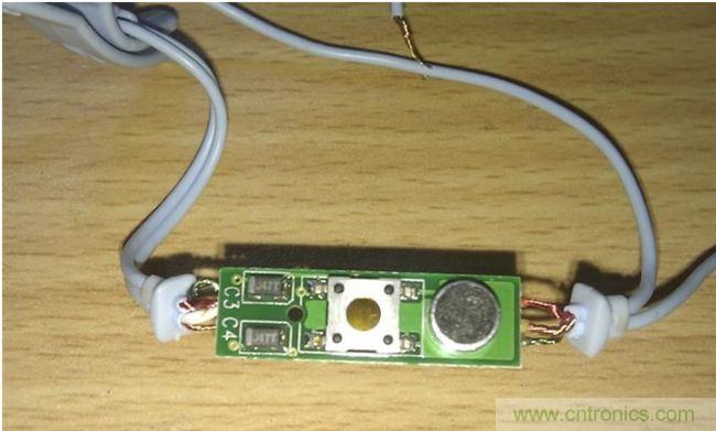 正面，好像是極性電容，一個(gè)按鍵，一個(gè)麥克：