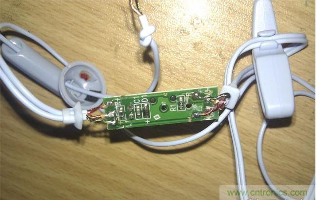 背面：電阻，電容，電感。接線圖也有標(biāo)注。很復(fù)雜的線控。