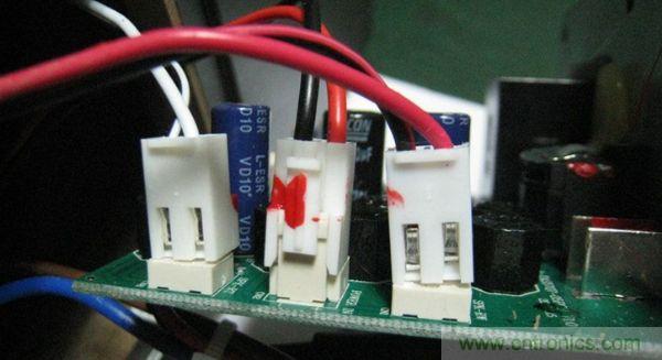 左邊是連接高音，中間是電源，右邊是低音連接