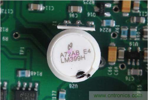 一只正在FLUKE 8808A 五位半數(shù)字萬(wàn)用表中&ldquo;服役&rdquo;的LM399H