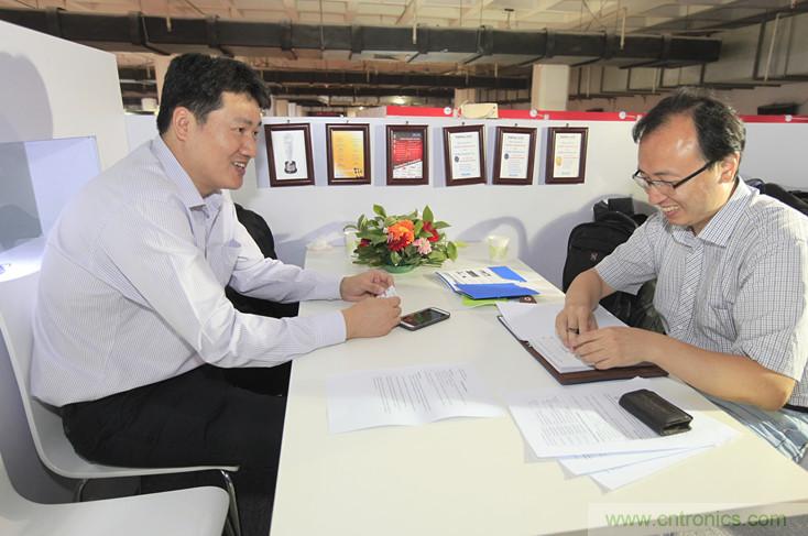 左一，Molex高級(jí)地區(qū)營業(yè)經(jīng)理王中