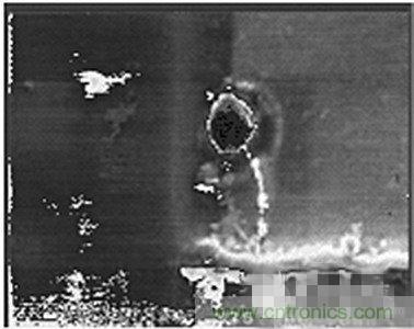 受ESD影響，氧化物沖進(jìn)一個(gè)小孔