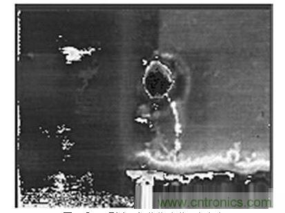 受ESD影響，氧化物沖進一個小孔