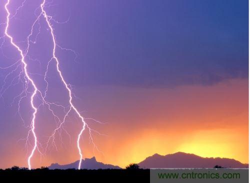 【導(dǎo)讀】處于空間變化的強(qiáng)電磁場(chǎng)中的物體，由于電磁感應(yīng)，在其內(nèi)部就會(huì)產(chǎn)生很高的感應(yīng)電動(dòng)勢(shì)，很容易造成意外?，F(xiàn)在家用電器的也采取了各種相應(yīng)的防護(hù)措施，特別是雷電的防護(hù)，不要以為在家里的電器就不怕雷電哦，&ldquo;家里&rdquo;也不安全的，所以雷天下電器防雷常識(shí)還是不可少的。  家用電器的防護(hù)，除了避免人為損壞外，諸多不可抗力因素所帶來(lái)的損壞也要采取相應(yīng)的防護(hù)措施，特別是雷電的防護(hù)。雷電流在50～100微秒的時(shí)間內(nèi)，從０變化到幾萬(wàn)安，再由幾萬(wàn)安變化到０，在其周圍空間會(huì)產(chǎn)生瞬變的強(qiáng)電磁場(chǎng)。處于空間變化的強(qiáng)電磁場(chǎng)中的物體，由于電磁感應(yīng)，在其內(nèi)部就會(huì)產(chǎn)生很高的感應(yīng)電動(dòng)勢(shì)。以前，由于它的成災(zāi)概率極小，沒有引起人們的注意，但隨著微電子技術(shù)的重大進(jìn)展，超大規(guī)模集成電路誕生，它的能耗小、靈敏度極高等特點(diǎn)，使得其容易被損壞。          在建筑物內(nèi)，大量布設(shè)著各種導(dǎo)體線路。當(dāng)建筑物遭受雷擊或其周圍發(fā)生雷擊時(shí)，雷電流將在建筑物內(nèi)部空間產(chǎn)生瞬態(tài)磁場(chǎng)脈沖，這種磁場(chǎng)脈沖干擾上述回路后，將在回路中感應(yīng)出瞬態(tài)過(guò)電壓，危及這些回路相連的設(shè)備。雖然建筑物做好了防雷措施，但建筑物不可避免的會(huì)出現(xiàn)露洞。比如大面積的門窗可以讓電磁波入侵來(lái)去自由，輸電線路引雷入室等等。甚至有些電器還是露天使用的，因此應(yīng)做好電器防雷。 6   電力系統(tǒng)因其裸露而置于高空，是最易遭受雷擊的。20世紀(jì)初，在電力系統(tǒng)應(yīng)用到輸電線中上時(shí)創(chuàng)造了避雷線，即接閃器是一根或兩根架設(shè)在輸電線上方的接地鋼線，也就是前面所稱的&ldquo;避雷線&rdquo;。由于它簡(jiǎn)單有效，所以在房屋建筑上也推廣了這種形式的接閃器，將它安裝在房屋上容易發(fā)生雷擊的地方，起到避雷的作用。現(xiàn)在許供電線路采用地下電纜，對(duì)防雷有了很大的幫助。但高壓運(yùn)輸還是必須架空明線，因此，必須使用避雷線。          人們通常用過(guò)壓保護(hù)器來(lái)保護(hù)電器。其防雷原理是：這種保護(hù)器有兩個(gè)端口，電器電源火線與零線分別各接保護(hù)器的一個(gè)端口，每個(gè)保護(hù)器另一端再接地，通過(guò)間隙擊穿達(dá)到對(duì)地放電的目的。在正常工作電壓下，避雷器間隙不會(huì)被擊穿，當(dāng)過(guò)電壓沿導(dǎo)線傳過(guò)來(lái)危及被保護(hù)設(shè)備的過(guò)電壓時(shí)，避雷器間隙很快被擊穿，對(duì)地放電，使大量的電荷都泄入到大地，從而限制了被保護(hù)設(shè)備的輸入電壓，起到了保護(hù)設(shè)備的作用。過(guò)電壓過(guò)去以后，間隙能迅速恢復(fù)，使電器正常工作。一些高檔的電器自帶保護(hù)器，但是還有許多的電器沒有這一裝置。因此，應(yīng)在入戶電線接上保護(hù)器。在雷暴天氣時(shí)，如果沒有特別的用電要求，最好將入戶總閘關(guān)閉。          微電子技術(shù)的發(fā)展，用電器大量使用集成電路。雷電發(fā)生時(shí)的電磁效應(yīng)是集成電路的克星。而現(xiàn)在使用集成電路最多的莫過(guò)于計(jì)算機(jī)了，為了防止電磁感應(yīng)對(duì)其的破壞，計(jì)算機(jī)的主機(jī)外殼一般由金屬制成。利用金屬的靜電屏蔽和對(duì)電磁波的趨膚效應(yīng)，對(duì)防止感應(yīng)雷有很好的效果。