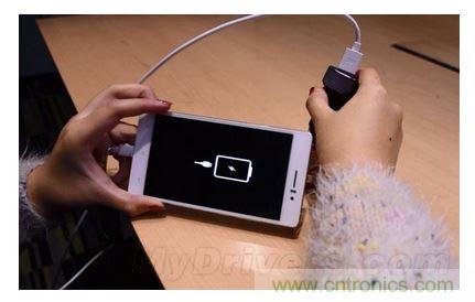 手機電池寒冷時為什么總充電？