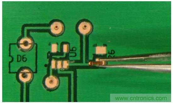 插入鉚釘，并將板子翻轉(zhuǎn)過來