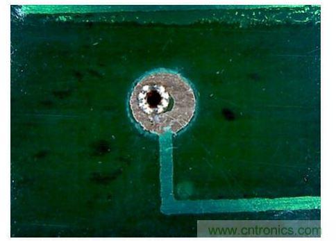 另一邊的鉚釘邊緣(顯微鏡圖像)。從這張圖可以看出配準(zhǔn)誤差很明顯