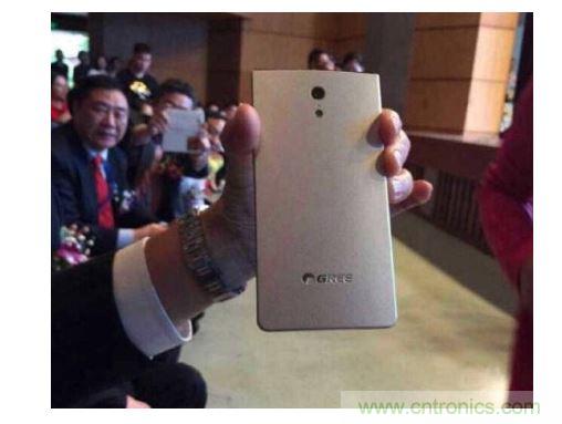 【導(dǎo)讀】在兩會(huì)期間，格力董事長董明珠對(duì)手機(jī)制造曾有過較為明顯的表態(tài)，她表示如果格力做手機(jī)，那么用戶在3年之內(nèi)是不用進(jìn)行更換的。然而就在不久之后，她又爆出了一條更為令人震驚的消息，格力手機(jī)已經(jīng)做出實(shí)體機(jī)了。  曝光的格力手機(jī)  格力手機(jī)的首秀出現(xiàn)在中山大學(xué)博學(xué)大講堂。董明珠今日參加中山大學(xué)博學(xué)大講堂上做“傳統(tǒng)企業(yè)的突圍成長”演講。演講中，董明珠話鋒一轉(zhuǎn)，談到了格力手機(jī)。“我們也很意外”，董明珠陪同人員表示，“董總突然叫她的秘書拿手機(jī)過來，然后跟大家說‘透露一下格力的手機(jī)已經(jīng)出來了，我也已經(jīng)用了’。”  按照內(nèi)部規(guī)劃，今年格力可能會(huì)將手機(jī)推向市場(chǎng)，但具體的正式發(fā)布時(shí)間尚未確定。在北京參加兩會(huì)期間，董明珠曾到奇虎360公司參觀，引發(fā)外界關(guān)于格力與360合作的大猜想。格力手機(jī)是代工還是自己造?售價(jià)多少?會(huì)否搭載格力智能家居系統(tǒng)?這一切都還沒有答案。格力集團(tuán)市場(chǎng)部相關(guān)負(fù)責(zé)人表示，如果有消息會(huì)通過公司公告披露。  格力為什么做手機(jī)？外界最普遍的猜測(cè)是為布局智能家居。目前手機(jī)成為了公認(rèn)的智能家居入口，很多智能家居的遠(yuǎn)程遙控都通過手機(jī)來實(shí)現(xiàn)，再者，董明珠做事喜歡掌控大局，所以這個(gè)猜測(cè)很有可能是正確的。那么，可以肯定的是格力未來要做的智能家居，必然不是單一的硬件產(chǎn)品，而是一整套家居生態(tài)系統(tǒng)。