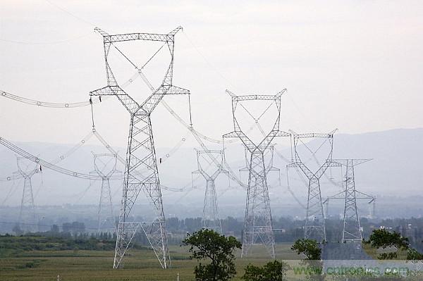 很多人在談到三相電時認為是單相的、多了一個接地孔的三孔插座，就是因為對三相電和三孔插座的概念出現(xiàn)了偏差。本文針對這個容易出現(xiàn)誤差的常識性錯誤進行糾正。