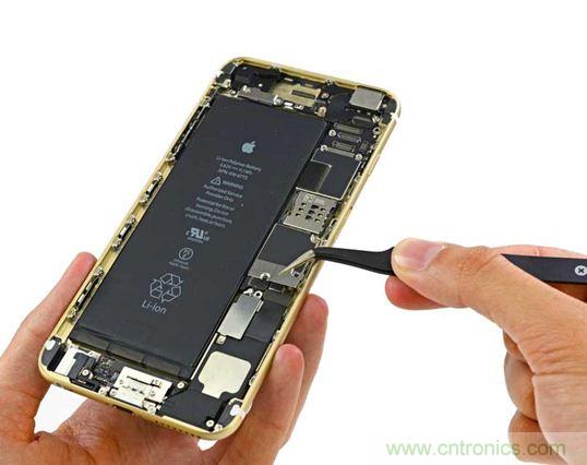 與iPhone 5S相比，電池尺寸更大，電池效率提高了16%。整部手機(jī)看起來就像一件藝術(shù)品，但看不到太多的內(nèi)部構(gòu)造。（來源：iFixit）