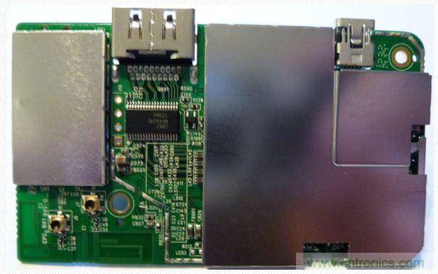 圖(f)：PTV3000流媒體適配器拆解過(guò)程。