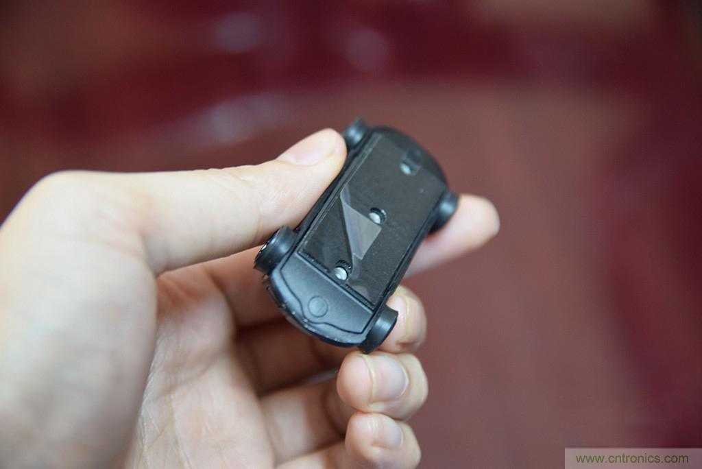 虛擬與現(xiàn)實相結(jié)合的飛車游戲，讓你體驗速度與激情的碰撞！