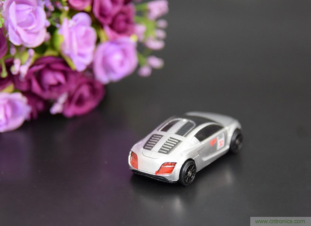 虛擬與現(xiàn)實相結(jié)合的飛車游戲，讓你體驗速度與激情的碰撞！