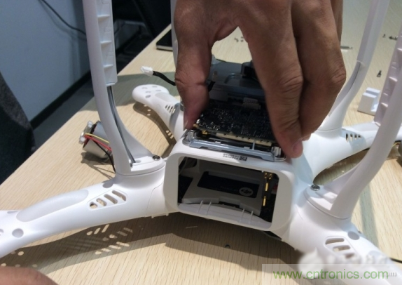 真飛機拆不著，那就來拆拆無人機“鼻祖”大疆吧！