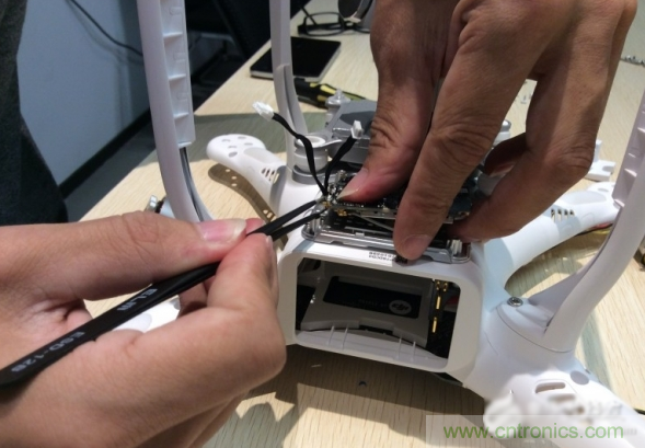 真飛機拆不著，那就來拆拆無人機“鼻祖”大疆吧！