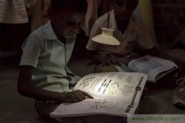 單靠重力就能工作的燈，將為15億人帶來(lái)光明