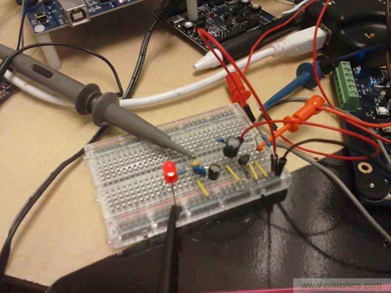 帶開關(guān)轉(zhuǎn)換器的8位MCU如何減少成本和電路板空間？