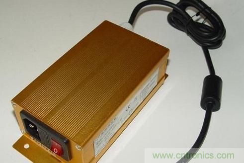 【導(dǎo)讀】本文總結(jié)出針對于LED電源EMC/EMI的主要幾個控制技術(shù)：電路措施、EMI濾波、元器件選擇、屏蔽和印制電路板抗干擾設(shè)計等。如果能正確合理的對這些問題進(jìn)行解決，就可順利通過3C認(rèn)證。  在電路當(dāng)中，EMC和EMI的問題是人們始終關(guān)心的話題。在LED電路中，對于EMC和EMI的要求同樣非常高。本文將為大家介紹LED產(chǎn)品設(shè)計當(dāng)中關(guān)于解決EMI與EMC的解決方法，感興趣的朋友快來看一看吧。  　　要解決LED驅(qū)動電源的電磁干擾問題，從硬件上可從以下幾個方面入手：  　　減少開關(guān)電源本身的干擾  　　軟開關(guān)技術(shù)，在原有的硬開關(guān)電路中增加電感和電容元件，利用電感和電容的諧振，降低開關(guān)過程中的du/dt和di/dt，使開關(guān)器件開通時電壓的下降先于電流的上升，或關(guān)斷時電流的下降先于電壓的上升，來消除電壓和電流的重疊。開關(guān)頻率調(diào)制技術(shù)，通過調(diào)制開關(guān)頻率fc，把集中在fc及其諧波2fc、 3fc&hellip;上的能量分散到它們周圍的頻帶上，以降低各個頻點上的EMI幅值。元器件的選擇，選擇不易產(chǎn)生噪聲、不易傳導(dǎo)和輻射噪聲的元器件。通常特別值得注意的是，二極管和變壓器等繞組類元器件的選用。反向恢復(fù)電流小、恢復(fù)時間短的快速恢復(fù)二極管是開關(guān)電源高頻整流部分的理想器件。合理使用電磁干擾濾波器，EMI濾波器的主要目的之一，電網(wǎng)噪聲是電磁干擾的一種，它屬于射頻干擾（RFI），其傳導(dǎo)噪聲的頻譜大致為10KHz~30MHz，最高可達(dá) 150MHz。  　　在一般情況下，差模干擾幅度小，頻率低，所造成的干擾較小;共模干擾幅度大，頻率高，還可以通過導(dǎo)線產(chǎn)生輻射，所造成的干擾較大。欲削弱傳導(dǎo)干擾，最有效的方法就是在開關(guān)電源輸入和輸出電路中加裝電磁干擾濾波器。LED電源一般采用簡易式單級EMI濾波器，主要包括共模扼流圈和濾波電容。EMI濾波器能有效抑制開關(guān)電源適配器的電磁干擾。 1 　　通過切斷干擾信號的傳播途徑來減少電磁干擾問題  　　第一種情況是電源線干擾可以使用電源線濾波器濾除。一個合理有效的開關(guān)電源EMI濾波器應(yīng)該對電源線上差模和共模干擾都有較強(qiáng)的抑制作用。改善PCB板的電磁兼容性設(shè)計PCB是LED電源系統(tǒng)中電路元件和器件的支撐件，它提供電路元件和器件之間的電氣連接。隨著電子技術(shù)的飛速發(fā)展，PCB的密度越來越高。 PCB設(shè)計的好壞對LED電源系統(tǒng)的電磁兼容性影響很大。  　　實踐證實，即使電路原理圖設(shè)計正確，印刷電路板設(shè)計不當(dāng)，也會對LED電源系統(tǒng)的可靠性產(chǎn)生不利影響。PCB抗干擾設(shè)計主要包括PCB布局、布線及接地，其目的是減小PCB的電磁輻射和PCB上電路之間的串?dāng)_。還有，一般變壓器電磁干擾引發(fā)的交流聲頻率一般為50HZ左右，而地線布線不當(dāng)導(dǎo)致的交流聲，由于整流電路的倍頻作用頻率約為100HZ，仔細(xì)區(qū)分還是可以察覺的。因此，在設(shè)計印刷電路板的時候，應(yīng)留意采用正確的方法，遵守PCB設(shè)計的一般原則，并應(yīng)符合抗干擾的設(shè)計要求。  　　主動大幅增強(qiáng)受干擾體的抗干擾能力  　　在LED電源系統(tǒng)中輸進(jìn)/輸出也是干擾源的傳導(dǎo)線，和接收射頻干擾信號的拾檢源，我們設(shè)計時一般要采取有效的措施：采用必要的共模/差模抑制電路，同時也要采取一定的濾波和防電磁屏蔽措施以減小干擾的進(jìn)進(jìn)。在條件許可的情況下盡可能采取各種隔離措施（如光電隔離或者磁電隔離），從而阻斷干擾的傳播。防雷擊措施，室外使用的LED電源系統(tǒng)或從室外排擠引進(jìn)室內(nèi)的電源線、信號線，要考慮系統(tǒng)的防雷擊題目。常用的防雷擊器件有：氣體放電管、 TVS（Transient Voltage Suppression）等。氣體放電管是當(dāng)電源的電壓大于某一數(shù)值時，通常為數(shù)十V或數(shù)百V，氣體擊穿放電，將電源線上強(qiáng)沖擊脈沖導(dǎo)進(jìn)大地。TVS可以看成兩個并聯(lián)且方向相反的齊納二極管，當(dāng)兩端電壓高于某一值時導(dǎo)通。其特點是可以瞬態(tài)通過數(shù)百乃上千A的電流。