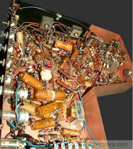 1948年Motorola的VT-71「Golden View」7吋電視機(jī)就是采用點(diǎn)對點(diǎn)接線。（圖片來源：Wikimedia/Westernelectric555）