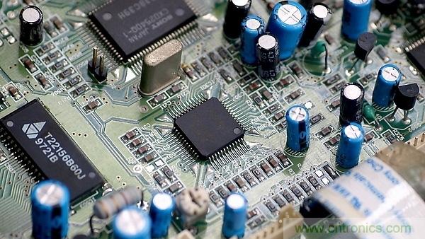 如何通過元件擺放來改善電路板的EMI？