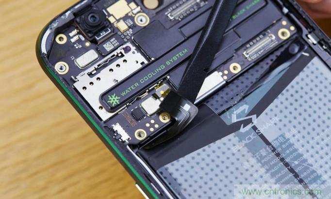 拆解黑鯊手機：多級直觸一體式液冷系統(tǒng)有什么門道？