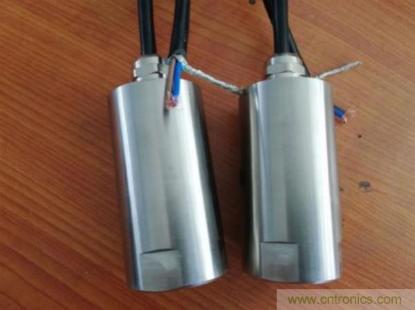 振動(dòng)傳感器的機(jī)電變換原理？主要的分類有哪些？