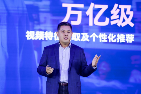 數(shù)據(jù)洪流下的算力突圍：英特爾以生態(tài)之力破局AI規(guī)?；? width=